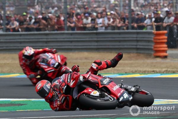 Бастьянини одержал третью победу в сезоне MotoGP, Баньяя упал