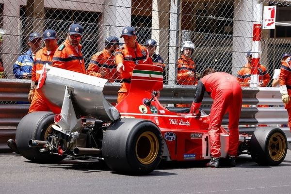 Фото: что привело к аварии Леклера на винтажной Ferrari
