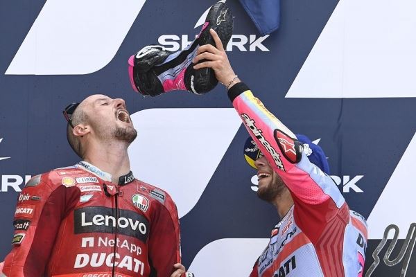 Гонщик MotoGP пообещал проблемы напарнику, если его возьмут в Ducati