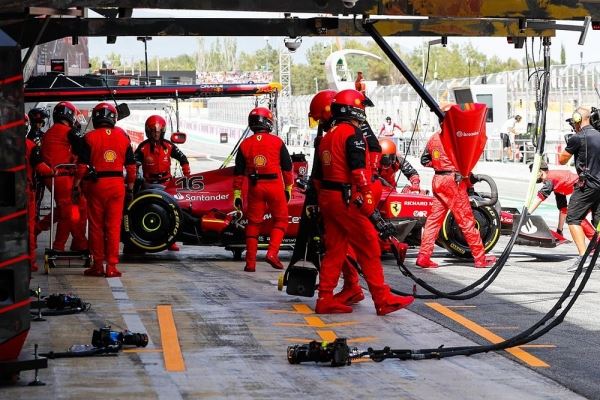 В Ferrari установили причину схода Леклера. Это не чинится