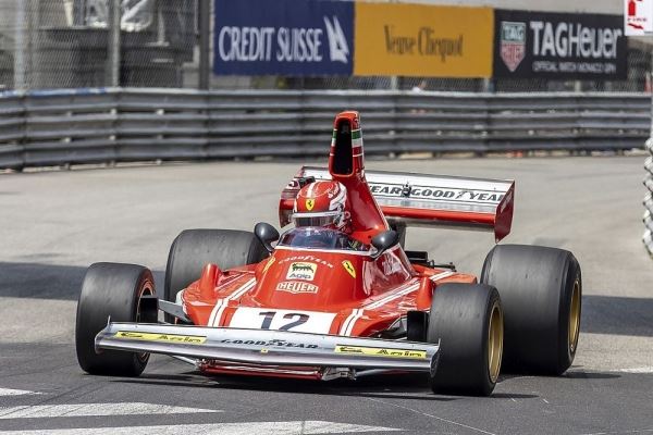 Видео: Леклер разбил историческую Ferrari Лауды в Монако